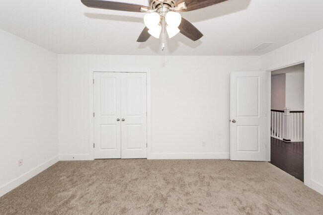 Building Photo - 4 Bedroom 3.5 Bath House in Lawton Park - ...