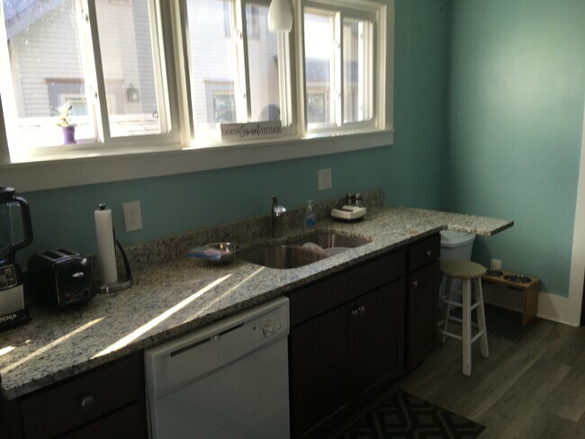 Building Photo - 231 Jones St