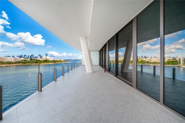 Building Photo - 5 Grove Isle Dr