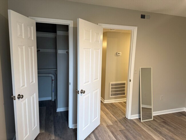 Building Photo - Inviting 1-Bedroom Condo with Natural Light!