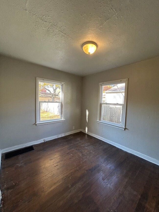 Building Photo - Charming 2-Bedroom, 1-Bathroom Home – $1,2...