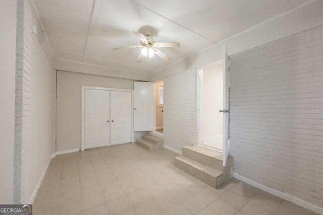 Building Photo - 2058 River Rd