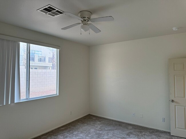 Building Photo - Single Story 3 bedroom with Fresh Paint & ...