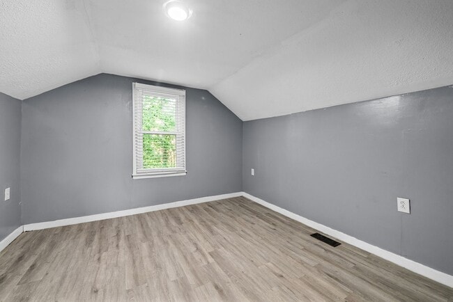 Building Photo - 715 Elder St