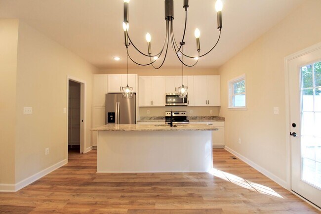 Building Photo - 3 level town home in popular Congers Creek...