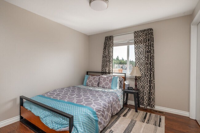 Building Photo - Spacious and Beautiful Home with Private Apartment!