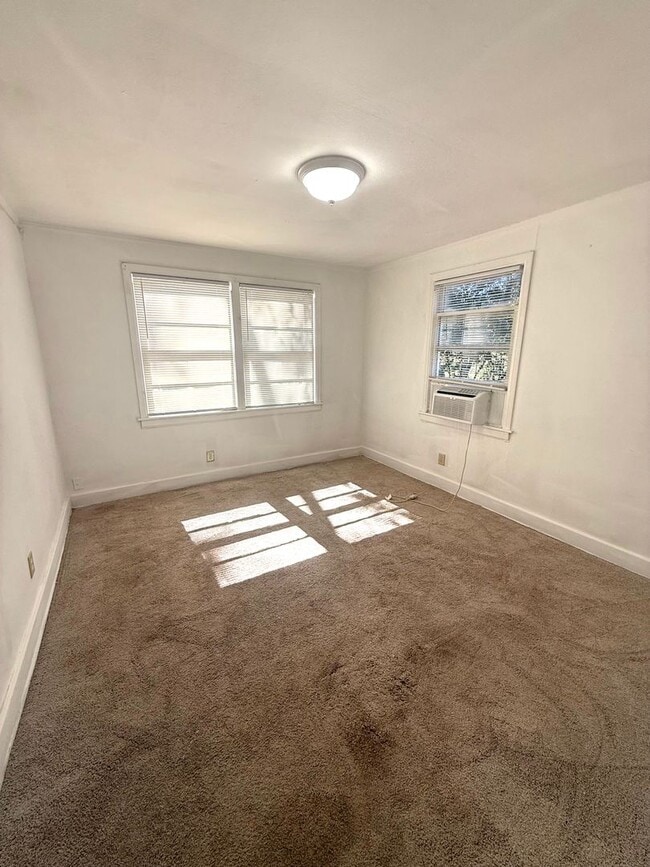 Building Photo - ** 2 Bed 1 Bath located in Highland Garden...