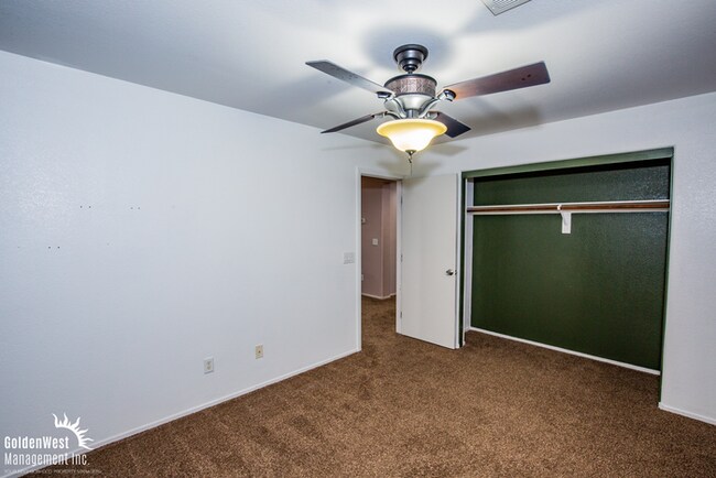 Building Photo - Spacious 3Bdm 2.5Ba Home with Modern Touch...