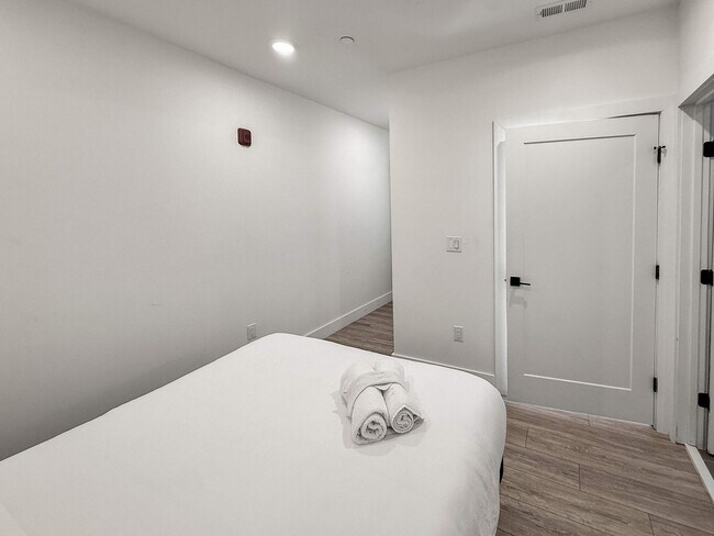 Building Photo - 2400 E Huntingdon St