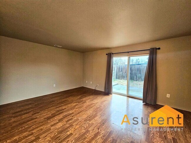Building Photo - Freshly Renovated Duplex: 2 Bedrooms, 1.5 Bathrooms, w/ Fenced Backyard