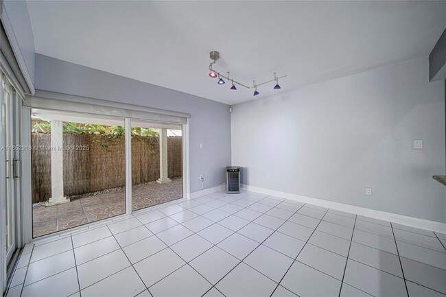 Building Photo - 621 SW 99th Pl