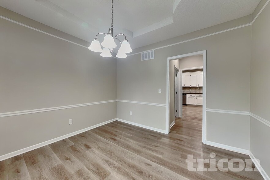Building Photo - 9719 N Kenwood Ct