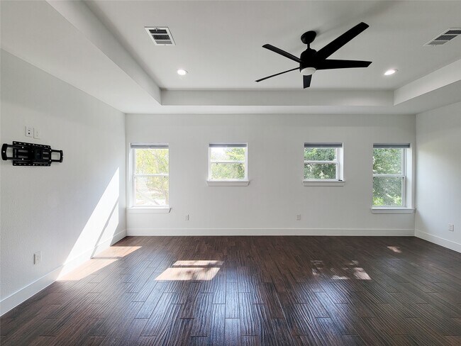 Building Photo - 5019 Creekmont Dr