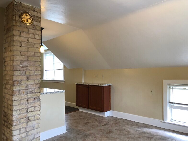 Building Photo - 2213 S Robinson Ave