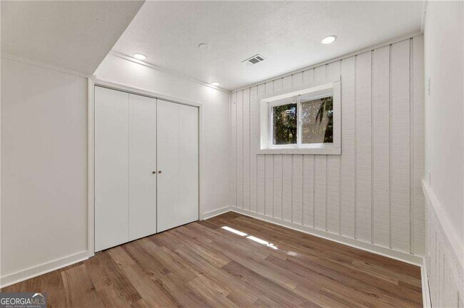 Building Photo - 472 Barnsdale Dr