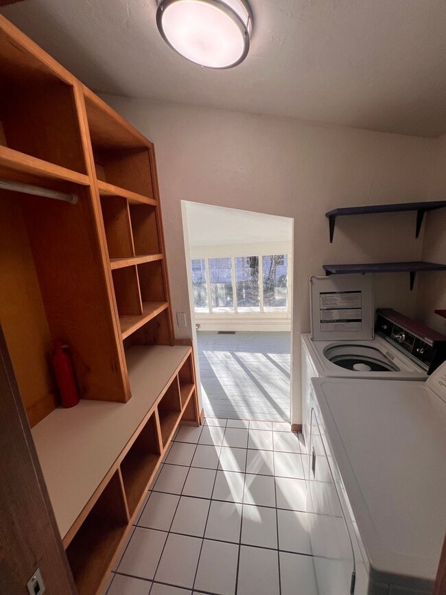 Building Photo - 5BD/2BA Gorgeous Vintage Home