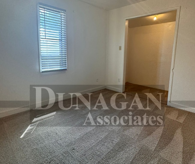 Building Photo - 2 Bedroom 1 Bath home Central Heating and Cooling