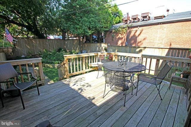 Building Photo - Classic Townhome with Hardwood Floors and Functional Layout