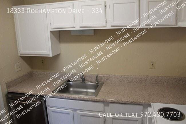 Building Photo - 18333 Roehampton Dr