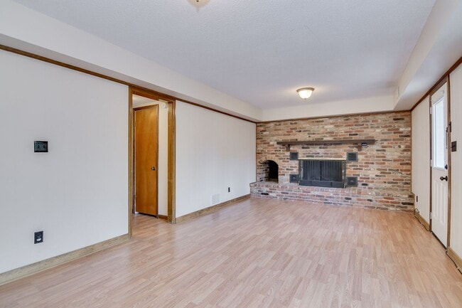 Building Photo - Great Location 4 Bedroom