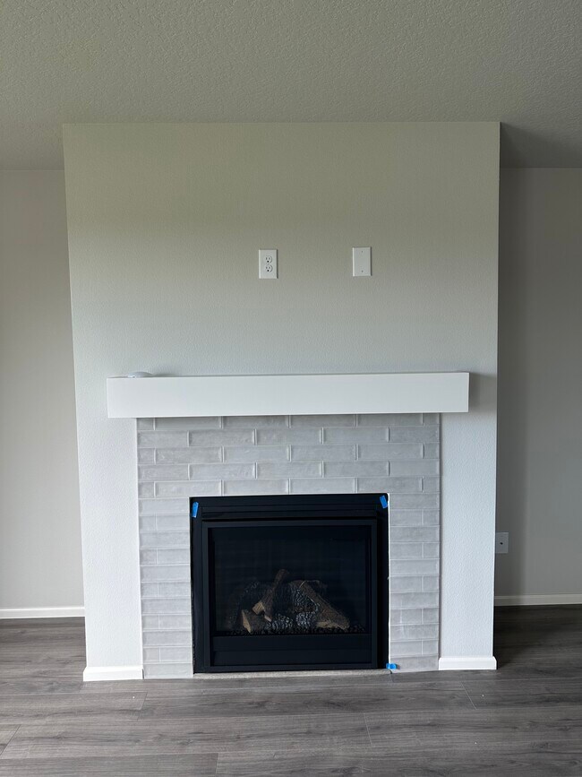 Living room with fireplace - 389 Cornwell St