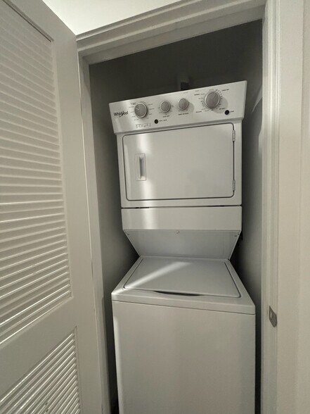 Building Photo - 154 NE 23rd St