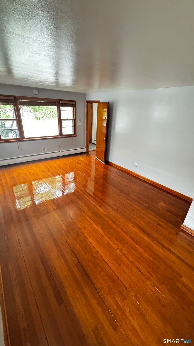 Building Photo - 156 Putnam Ave