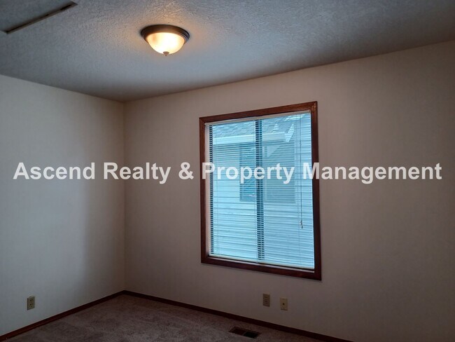 Building Photo - Ready Immediately Summer Lake 3 Bed on Corner Lot, Fenced Yard, Primary Bed on Main Level 1 Small...