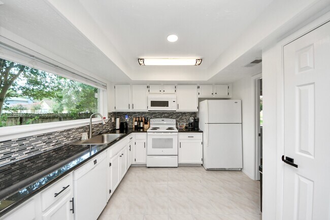 Building Photo - 1902 Kings Arms Way