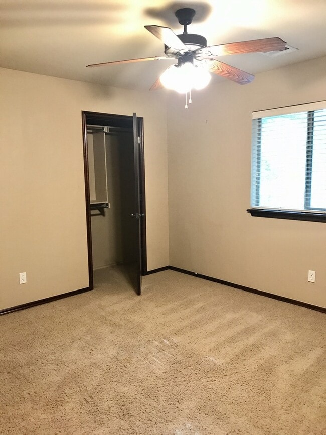 Building Photo - 3 bd/2 ba on Half acre - Edmond Schools