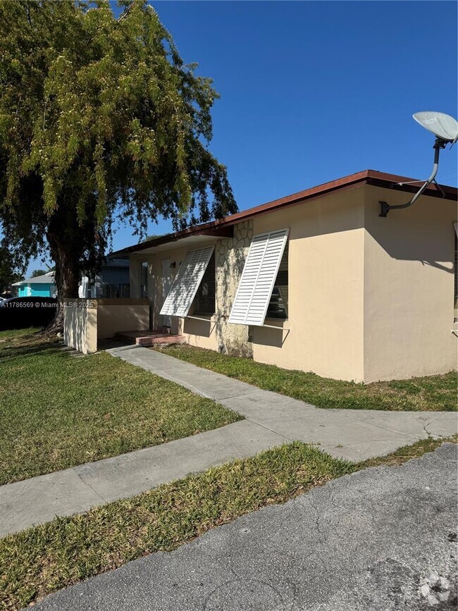 Building Photo - 18735 SW 100th Ave