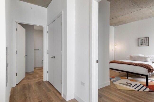 Building Photo - 853 W Blackhawk St