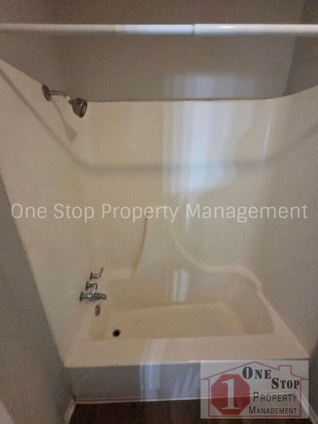 Building Photo - Renovated 3-bedroom, 2-bathroom home in Lee's Summit!