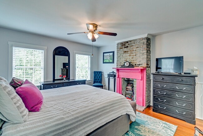 Building Photo - 513 E Harris St