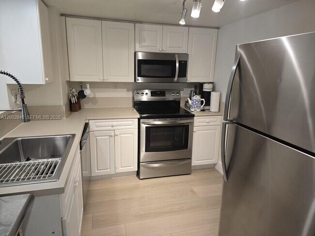 Building Photo - 520 SE 5 Ave