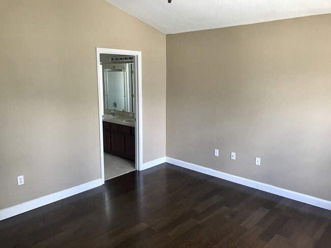 Building Photo - 2 Bed / 2 Bath Condo with 1-Car Garage in ...