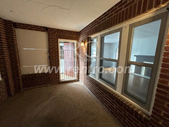 Building Photo - 1202 Walnut-