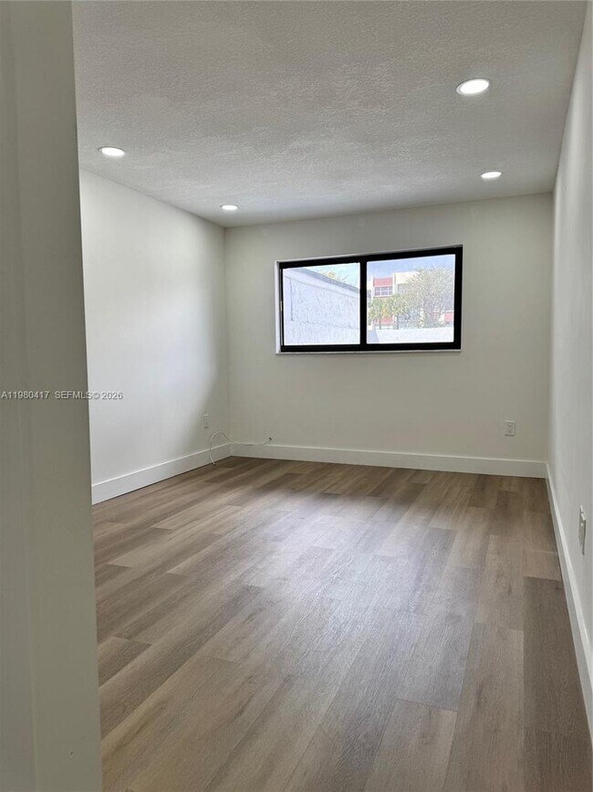 Building Photo - 9425 SW 4th Ln