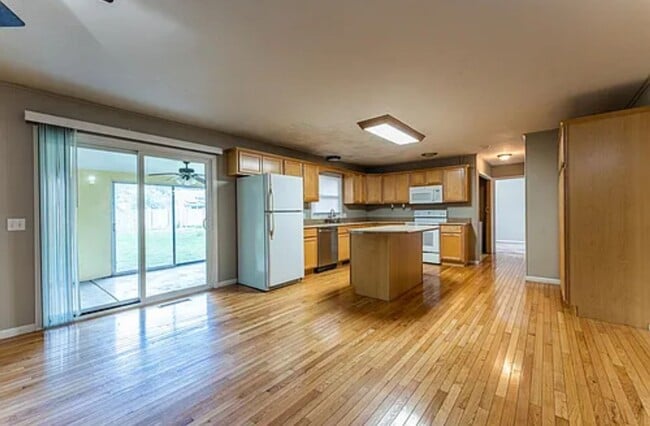 Building Photo - Large 4 Bedroom 3 Bath Home Available 7/15...