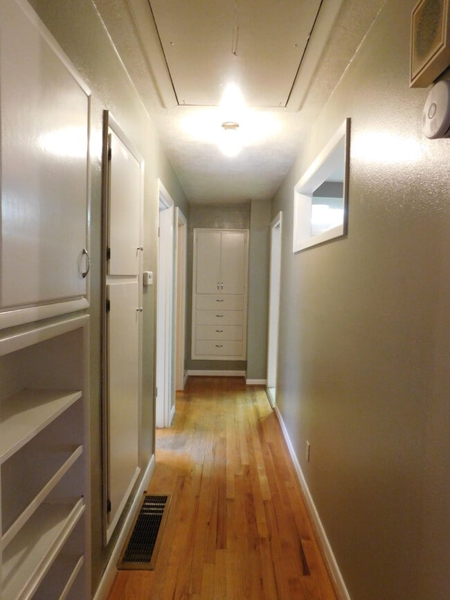 Building Photo - 4Bd/1.5Ba Two Story Home - Available to View!