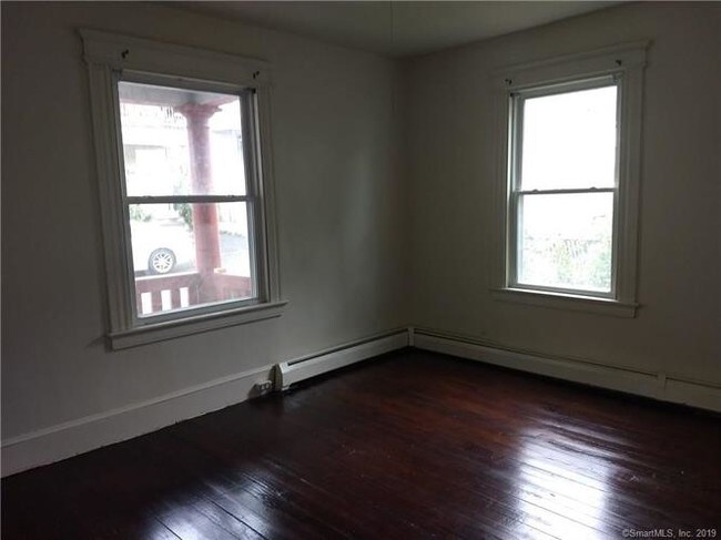 Building Photo - 206 Lounsbury St