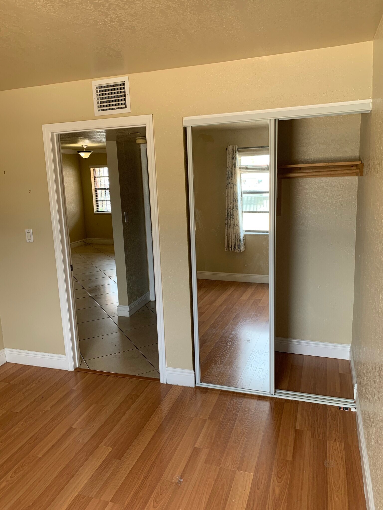 Building Photo - 1335 W 68th St