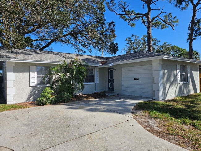 Primary Photo - Updated 4 Bedroom Home in Seminole