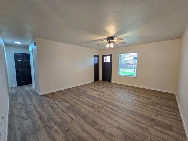 Building Photo - Beautifully remodeled 3 bed 1.5 bath home ...
