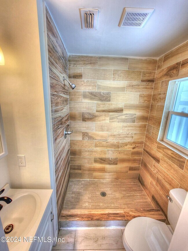 Building Photo - 3919 Skycrest Dr