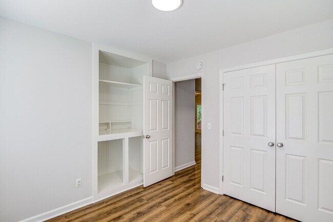 Building Photo - Charming 3 Bedroom Home