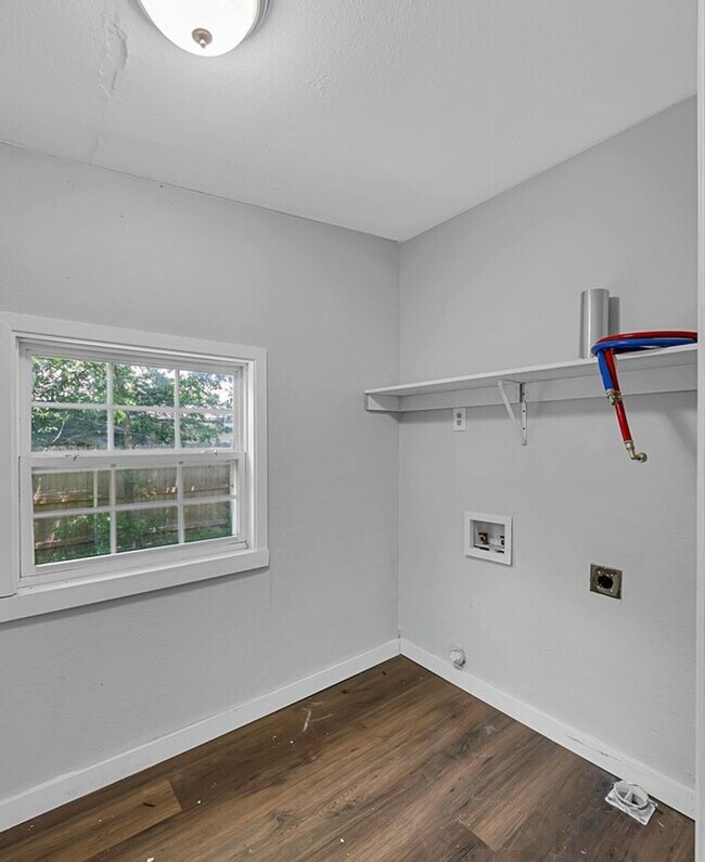 Building Photo - Updated 2 Bedroom Rental with Large Backyard