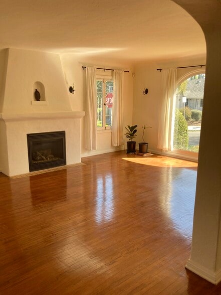 Gas fireplace in living room - 2423 St George St