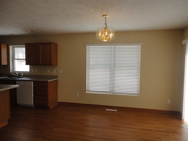 Building Photo - 200 Staffordshire Dr NE