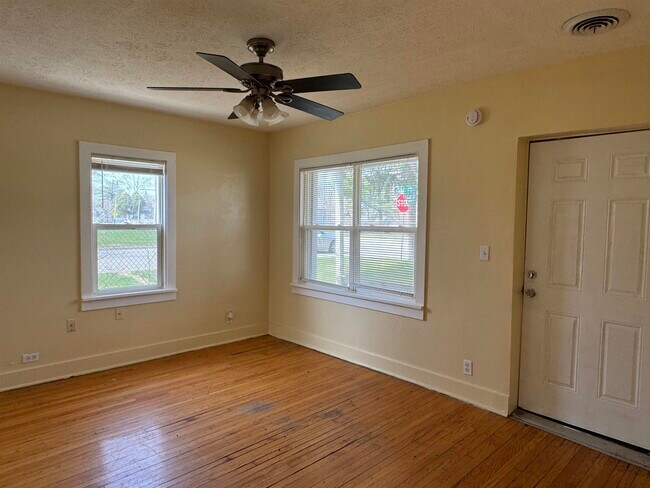 Building Photo - 2824 School St